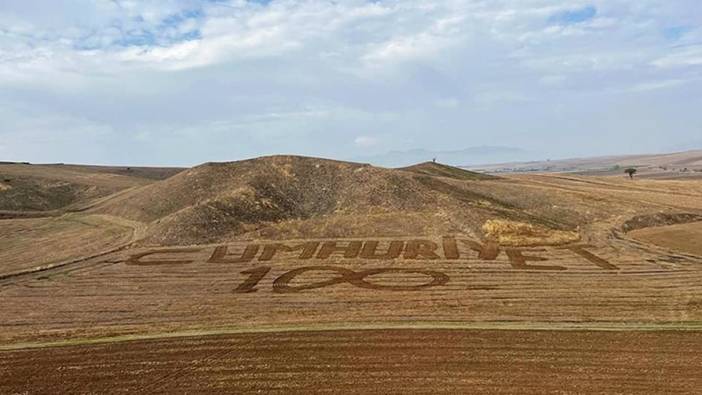 Merzifonlu çiftçi tarlasına traktörle "Cumhuriyet" yazdı