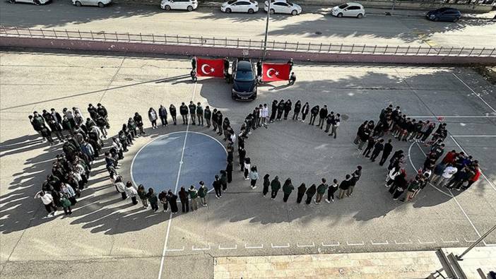 Amasya'da öğrencilerden Togg eşliğinde "100. yıl" koreografisi