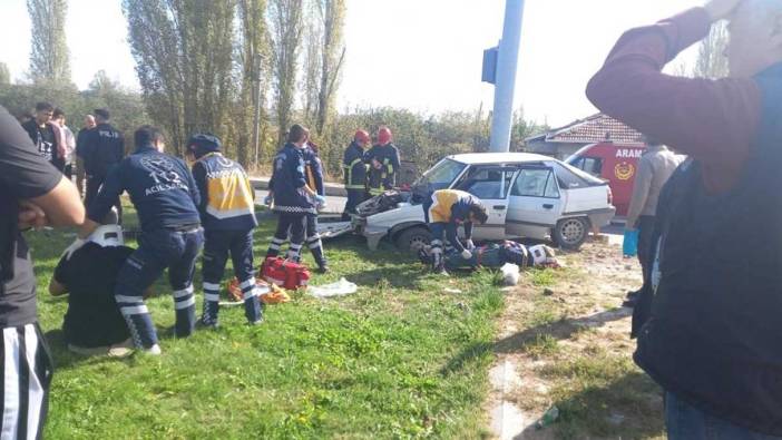 Gediz'de iki otomobil çarpıştı: 3 yaralı