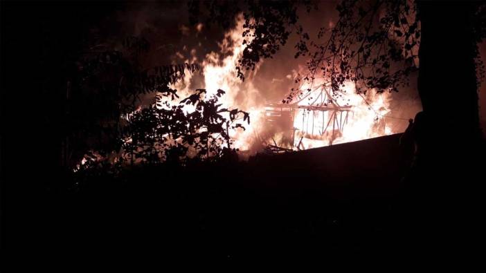 Kastamonu’da gece çıkan yangında üç ev küle döndü