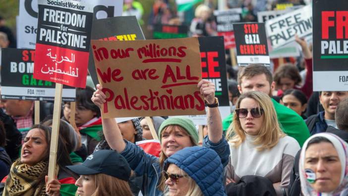 Londra’da binlerce kişi Filistin’e destek için bir kez daha yürüdü
