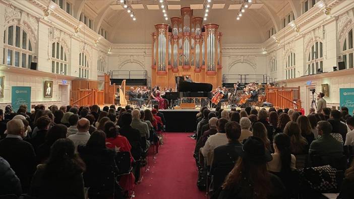 Londra'daki Cumhuriyetin 100. yılı konserinde Yalçın Tura'dan dünya prömiyeri