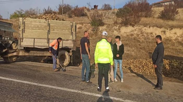 Kastamonu'da pancar kuyruğunda traktör devrildi