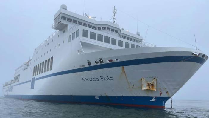 İsveç'te karaya oturan feribottan yeniden petrol sızmaya başladı