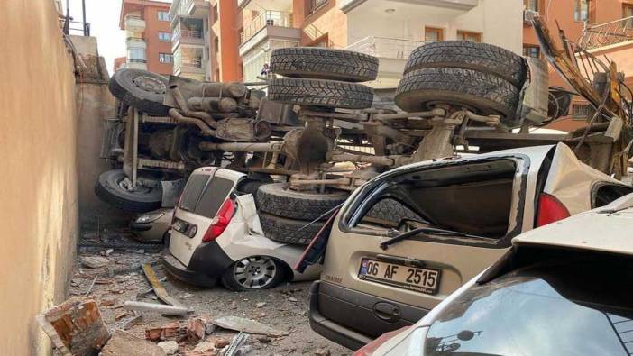 Beton mikseri otoparka devrildi; 4 araç hurdaya döndü