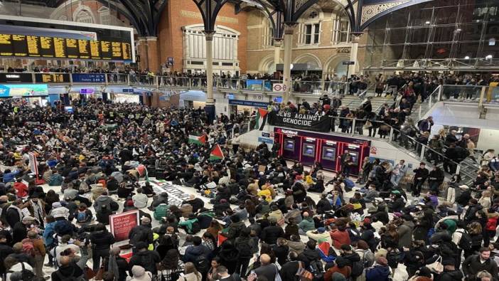 Londra’da tren istasyonunda Gazze’de ateşkes için oturma eylemi