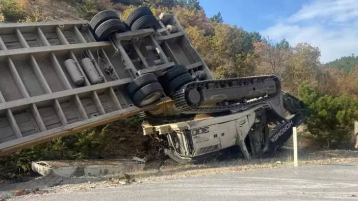 Çorum'da iş makinesi taşıyan tır devrildi, 2 kişi öldü