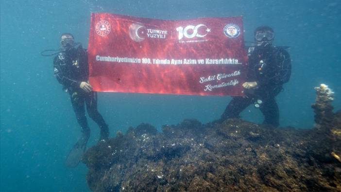 Van Gölü'nde Cumhuriyet'in 100. yılına özel dalış gerçekleştirdiler