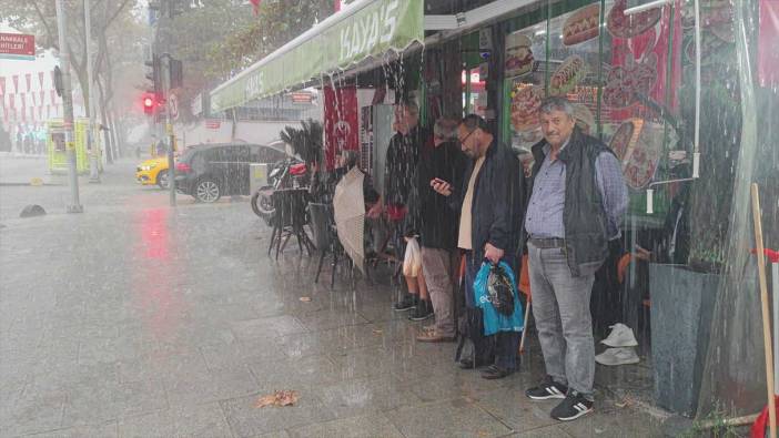 Sultangazi'de sağanak yağış vatandaşlar zor anlar yaşadı