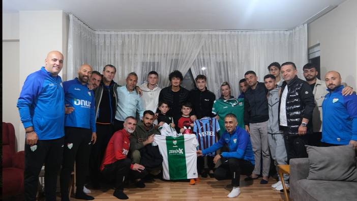 Bursaspor Kulübü, yüzüne biber gazı sıkılan çocuğu evinde ziyaret etti