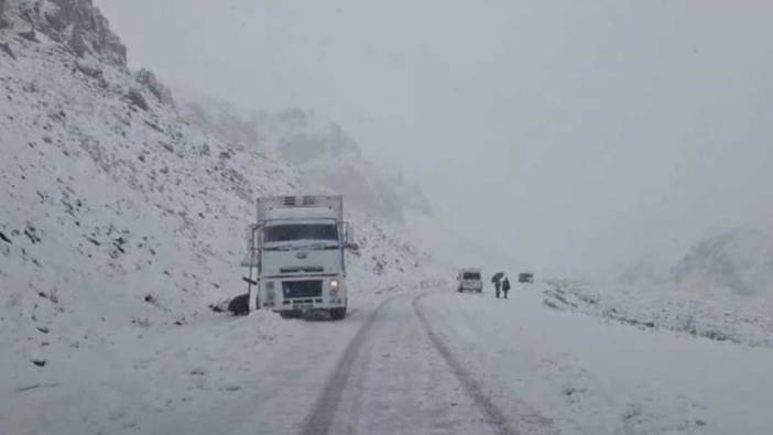 3 bin rakımlı Karabet Geçidi'nde kar yolları felç etti