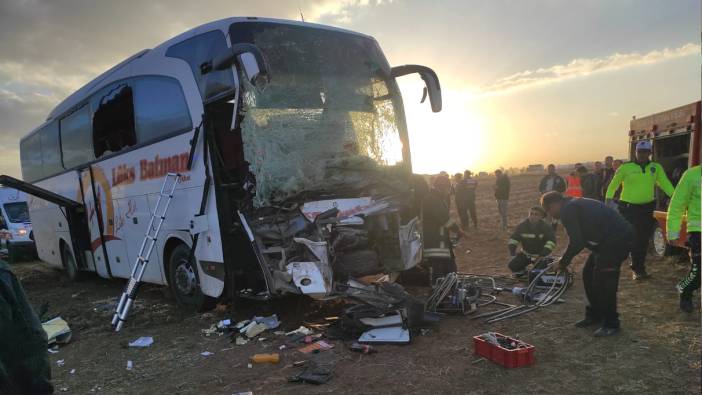 Konya'da yolcu otobüsü traktöre çarptı: 8 yaralı