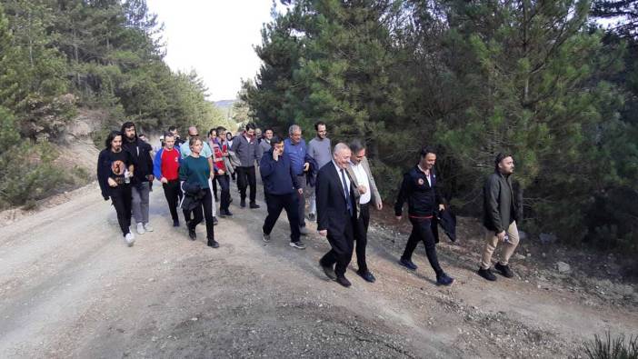 Bolu'da öğrenciler şehitler için 4 kilometre yürüdü