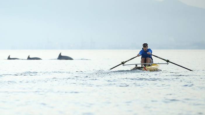 Bursa'da antrenman yapan kürek takımına yunuslar eşlik etti