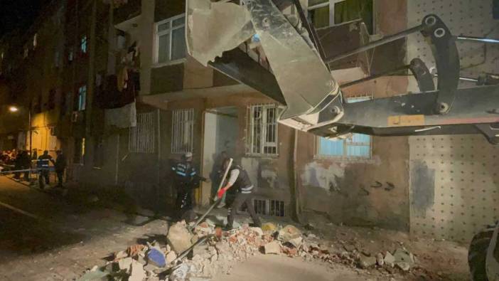 Zeytinburnu'nda bir binanın terası kısmen çöktü