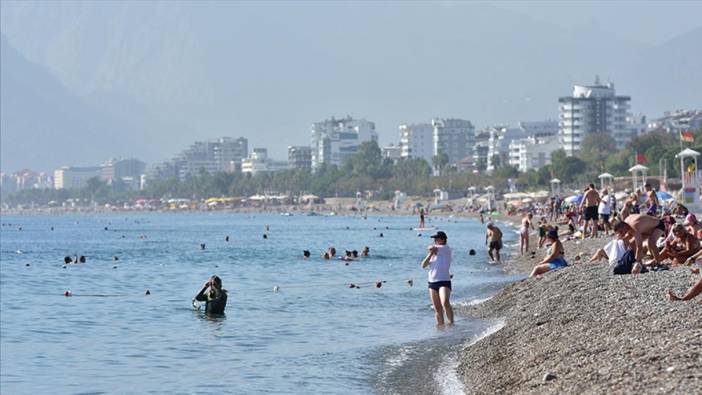 Antalya'da güneşli havayı fırsat bilenler denize girdi