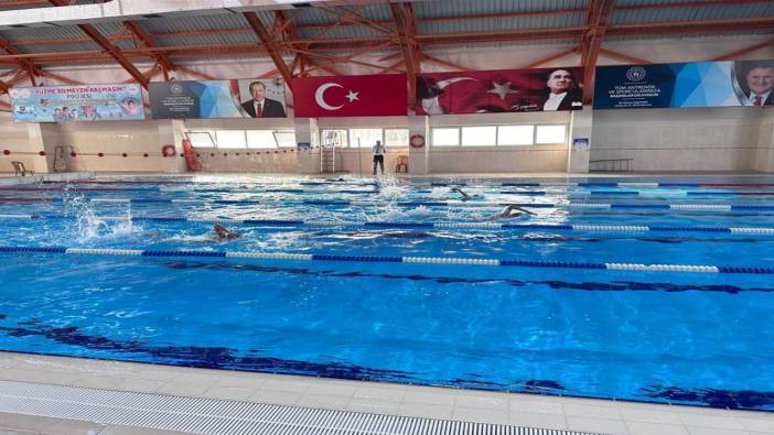 Sporcular şampiyon olmak için kulaç attı