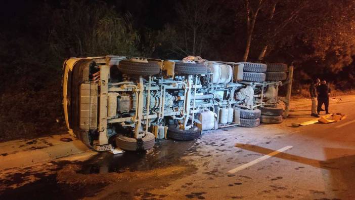 İstanbul'da virajı alamayan beton mikseri devrildi