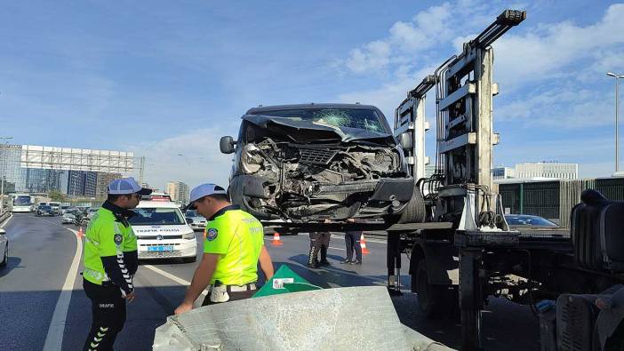 Bahçelievler E5’te araç bariyere saplandı: 1 yaralı