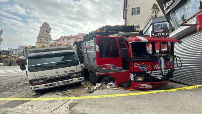 Ankara'da feci kaza: Freni patlayan kamyon önüne aldığı aracı sürükledi!