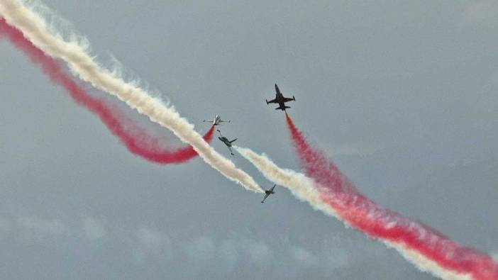 Türk Yıldızları Antalya’yı yaza çevirdi: Binlerce kişi sahili doldurdu