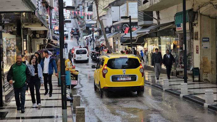 Bandırma’da şiddetli yağış hayatı olumsuz etkiledi