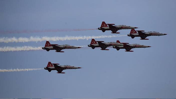 Türk Yıldızları Antalya semalarında gösteri uçuşu yaptı