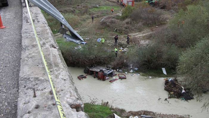 Islak yolda kayan araç Gediz Nehri'ne uçtu: 3 ölü!