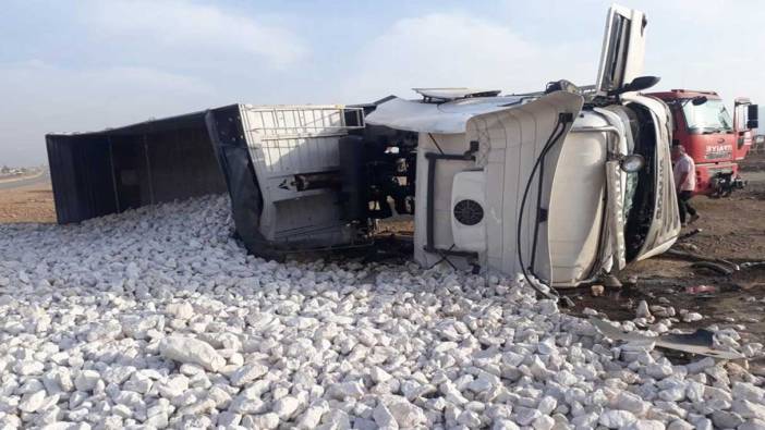 Tonlarca taş devrilen TIR'dan yola döküldü