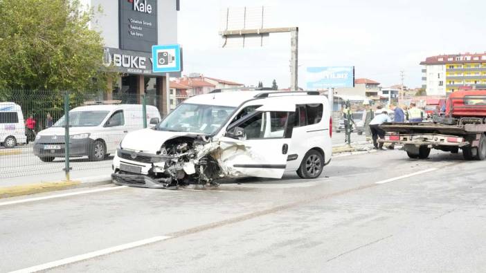 Karşı şeride geçen araç ortalığı savaş alanına çevirdi: Yaralılar var