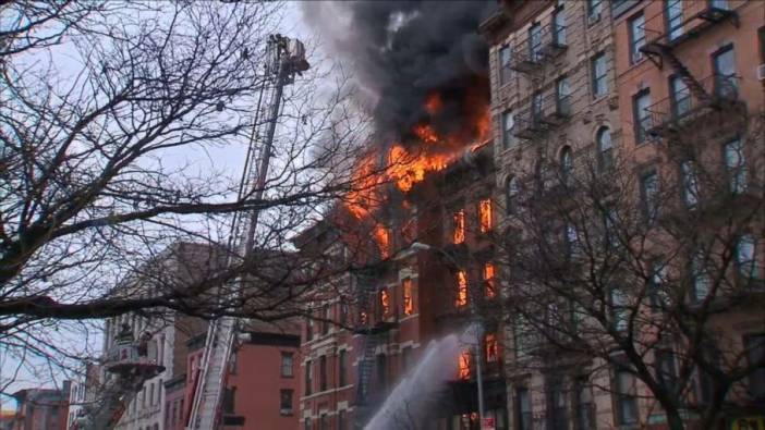 New York'ta binada çıkan yangında 3 kişi öldü, 14 kişi yaralandı