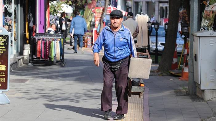 Engellerle 2 yaşında tanışan ayakkabı boyacısı, 38 yıldır aynı yerde ekmeğini kazanıyor