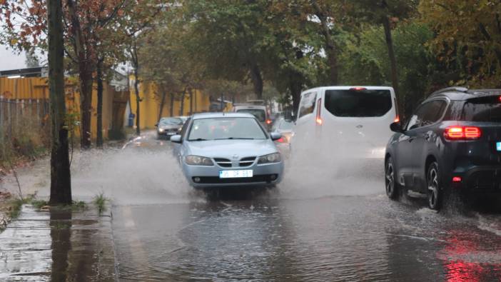 İzmir'i sel vurdu: Yollar göle döndü