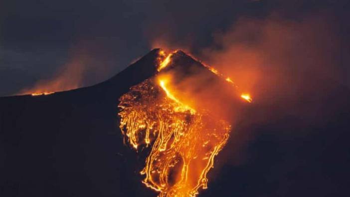 Endonezya'daki Merapi Yanardağı kül püskürttü