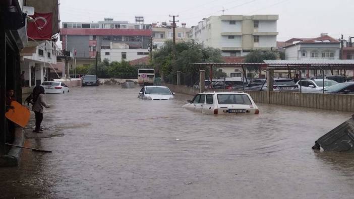 Sağanak yağış yolları göle çevirdi araçlar suya gömüldü