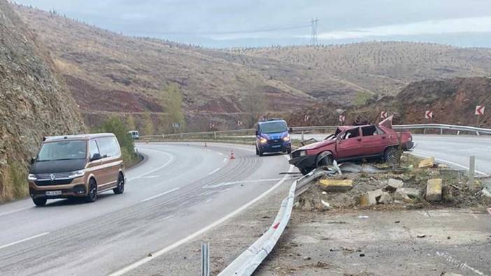 Afyonkarahisar'da araç refüje çarparak devrildi: 2 ölü 1 yaralı