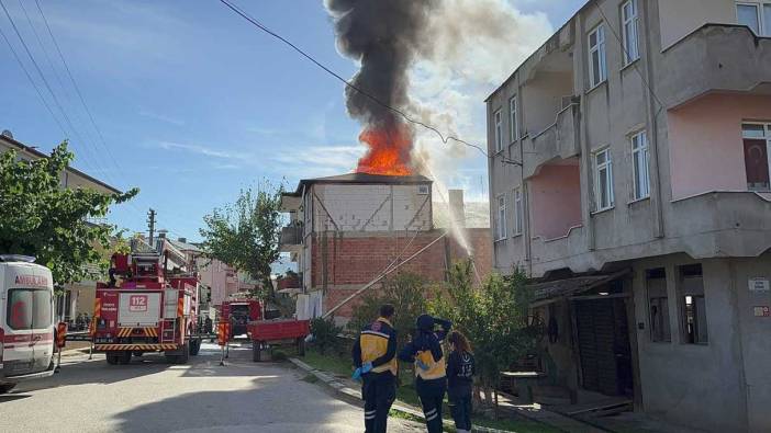 Bursa'da 3 katlı binada yangın!