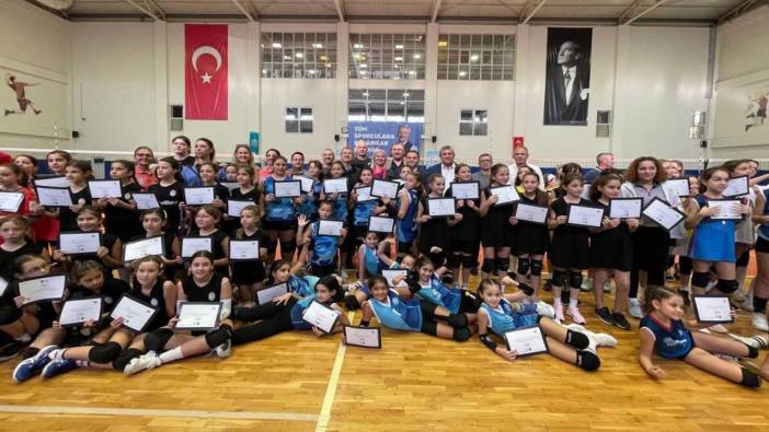 Voleybol Şenliği’nde 800 çocuk buluştu