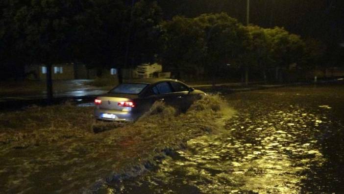 Şiddetli yağış nedeniyle cadde ve sokaklar göle döndü