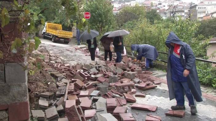 Üsküdar'ı sağanak yağış vurdu: Bahçe duvarı çöktü