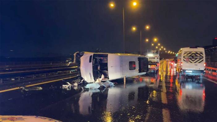 Bağcılar’da minibüs bariyerlere çarpıp devrildi: Ölü ve yaralı var