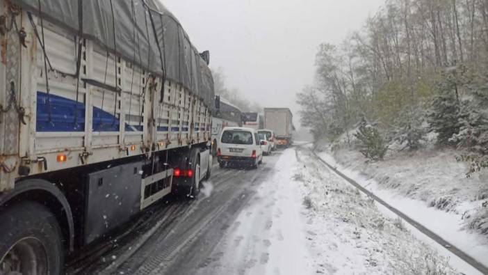 Kar yağışı Bursa'yı etkisi altına aldı: Yollar kapandı!