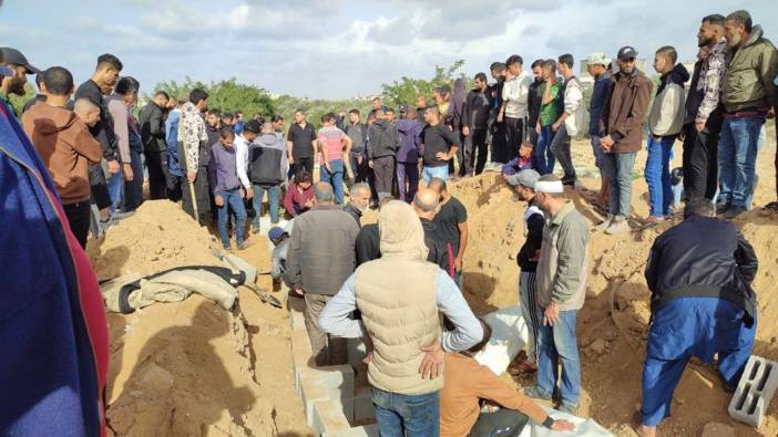 Gazze Şeridi’ndeki saldırılarda hayatlarını kaybedenler toplu mezarlara defnedildi