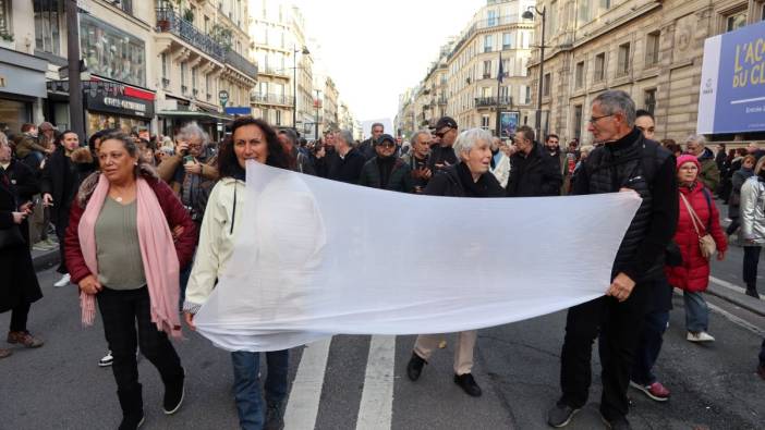 Paris’te “Gazze’de ateşkes” için sessiz yürüyüş