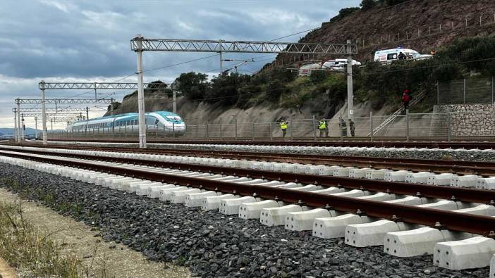 Raylarda yürüyen vatandaşa yüksek hızlı tren çarptı!