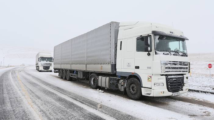 Ülke genelinde birçok yol kar yağışı ve tipi nedeniyle kapatıldı