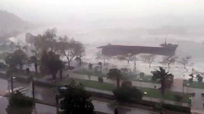 Zonguldak'ta ikiye bölünen geminin tek parça halindeki son görüntüleri ortaya çıktı