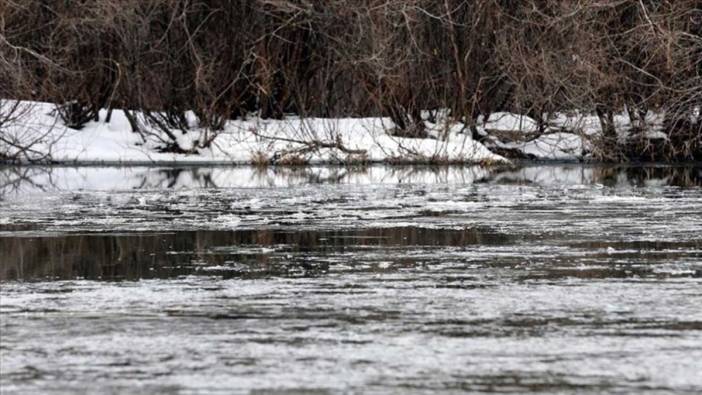 Ardahan'da Kura Nehri'nin yüzeyinde buz tabakası oluştu