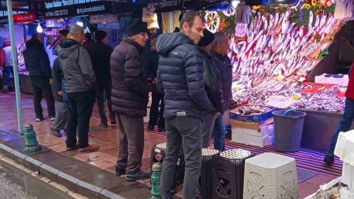 Vatandaşlar soğuğa rağmen balık sırasında