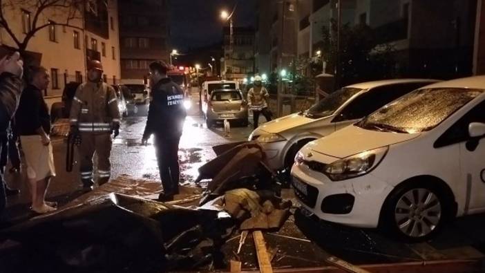 İstanbul'da fırtınada uçan çatı otomobillerin üstüne düştü